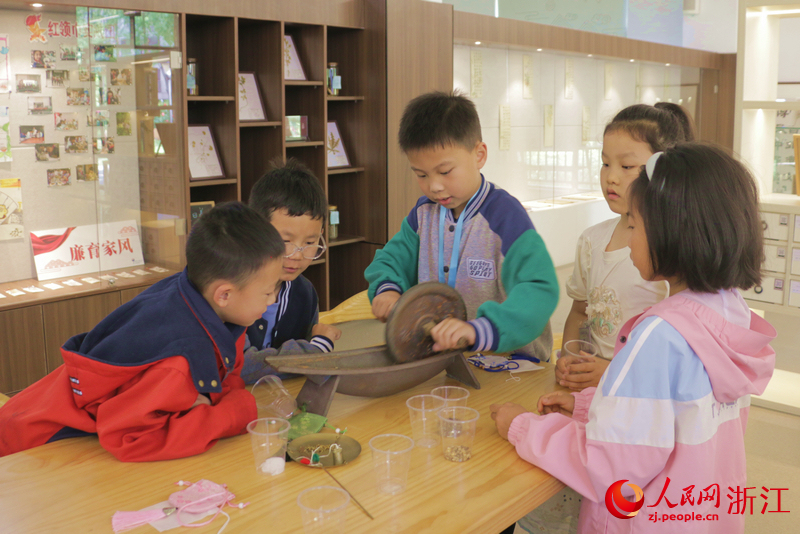 杭州市丁蘭第二小學春托班的孩子們體驗香囊制作。人民網記者 王麗瑋攝