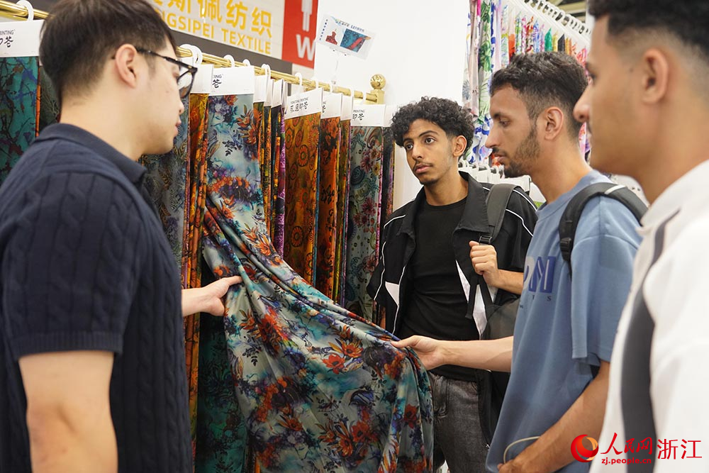 外商在紹興國際會展中心采購商品。人民網 章勇濤攝