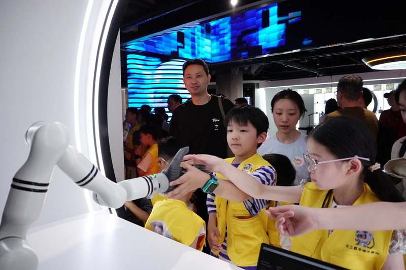 五一期間，文三未來科技體驗中心累計接待了40批來自全國各地的科技研學團。文三數字生活街區供圖