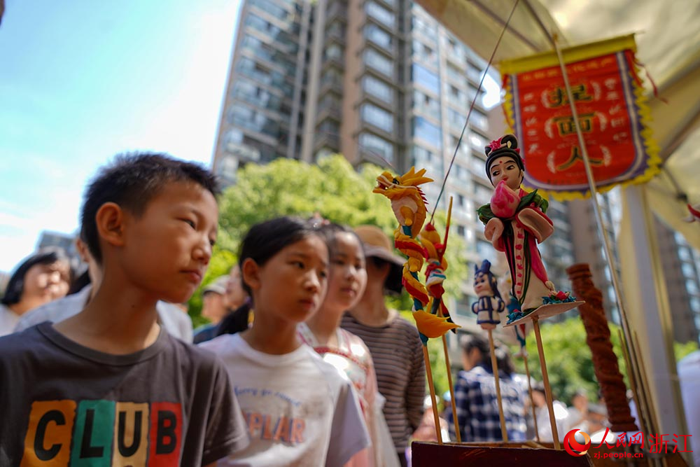 小朋友在觀看捏面人技藝。人民網 章勇濤攝