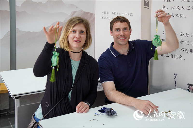 外國友人在固鎮垓下遺址體驗非遺。人民網記者 陳若天攝