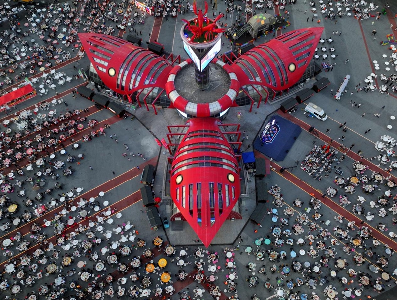 盱眙縣尅街夜市“五一”假期消費場景。許昌銀攝