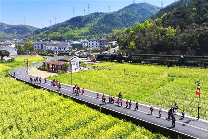 新建村風光。姚峰攝
