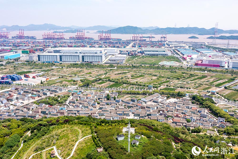 俯瞰浙江省寧波市北侖區梅山街道梅港村，一幅港村共融的獨特畫卷映入眼簾。人民網 章勇濤攝