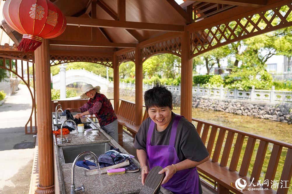 浙江省寧波市北侖區梅山街道梅港村，村民在河埠頭洗衣服。人民網 章勇濤攝