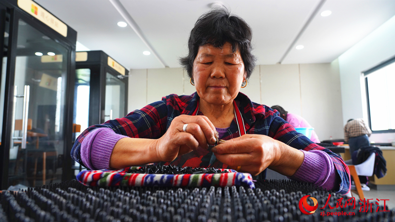 江蘇偉明村村民張玉珍在一橋之隔的浙江鴉鵲村做零工。人民網記者 郭揚攝