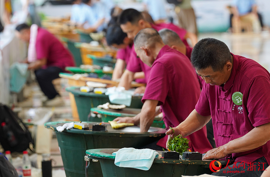 參加大賽的炒茶師。人民網記者 郭揚攝