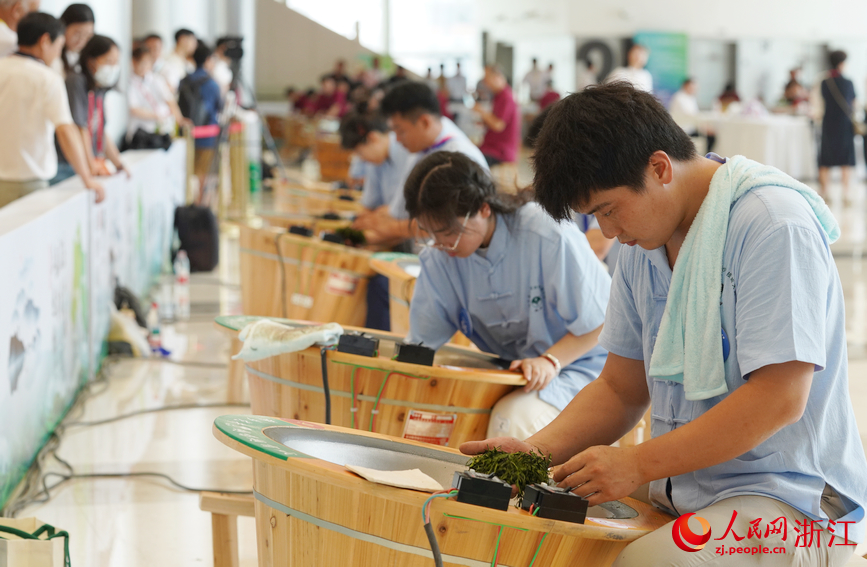 參加大賽的炒茶師。人民網記者 郭揚攝