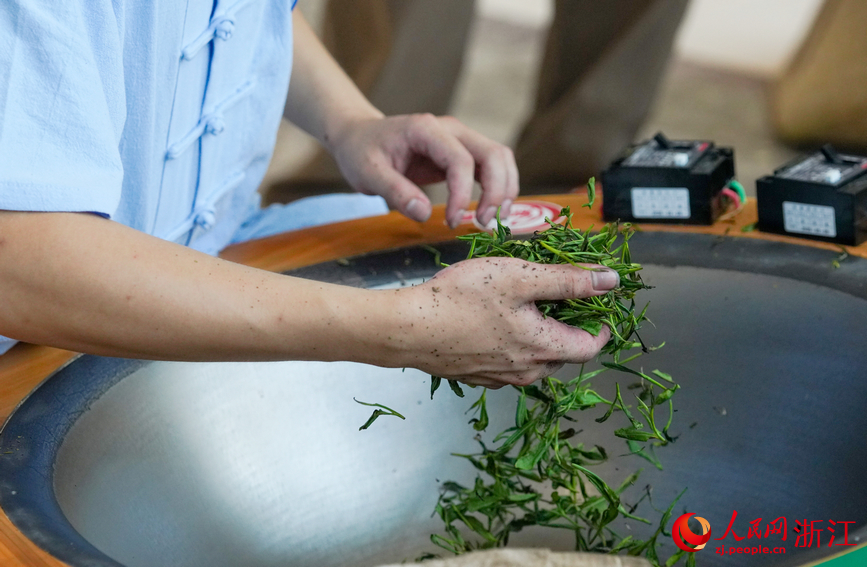 手工炒茶現場。人民網記者 郭揚攝