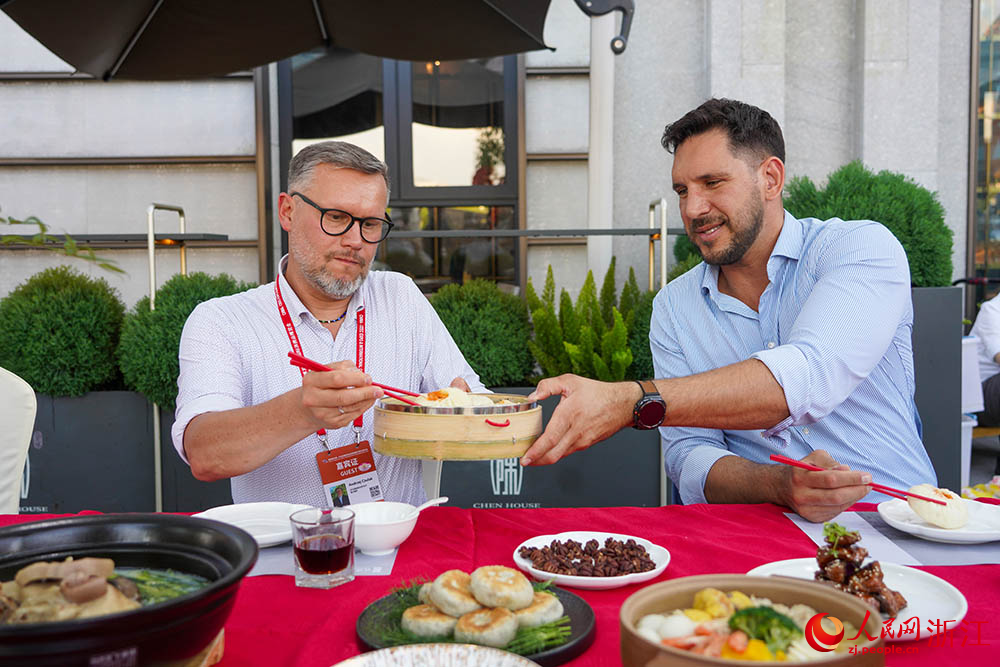 5月21日，國際友人在寧波市江北區老外灘品嘗浙江美食。人民網 章勇濤攝