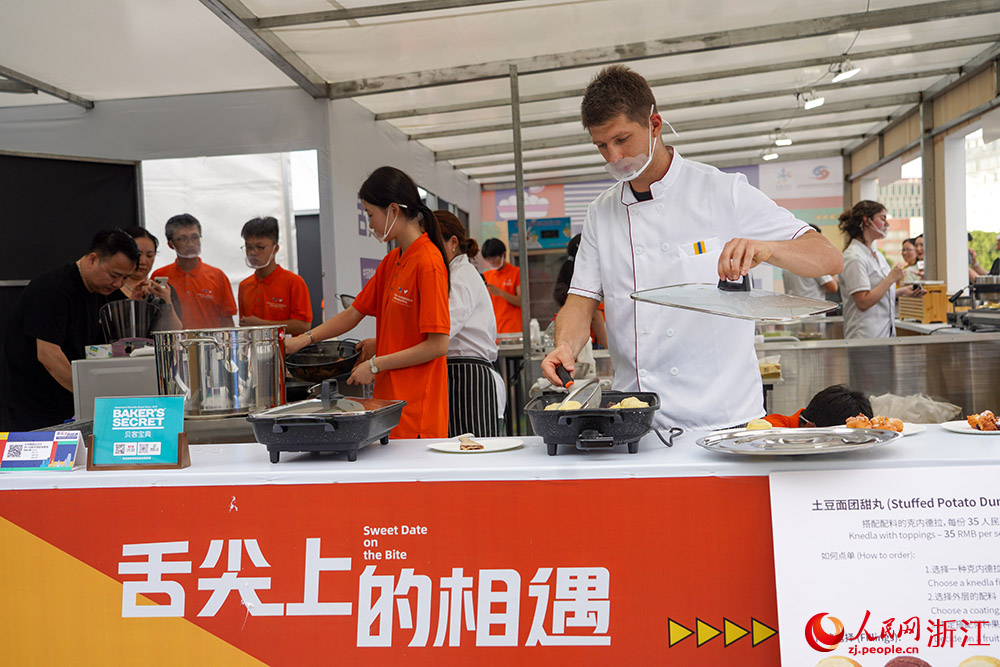 5月21日，寧波老外灘中東歐美食制作現場。人民網 章勇濤攝