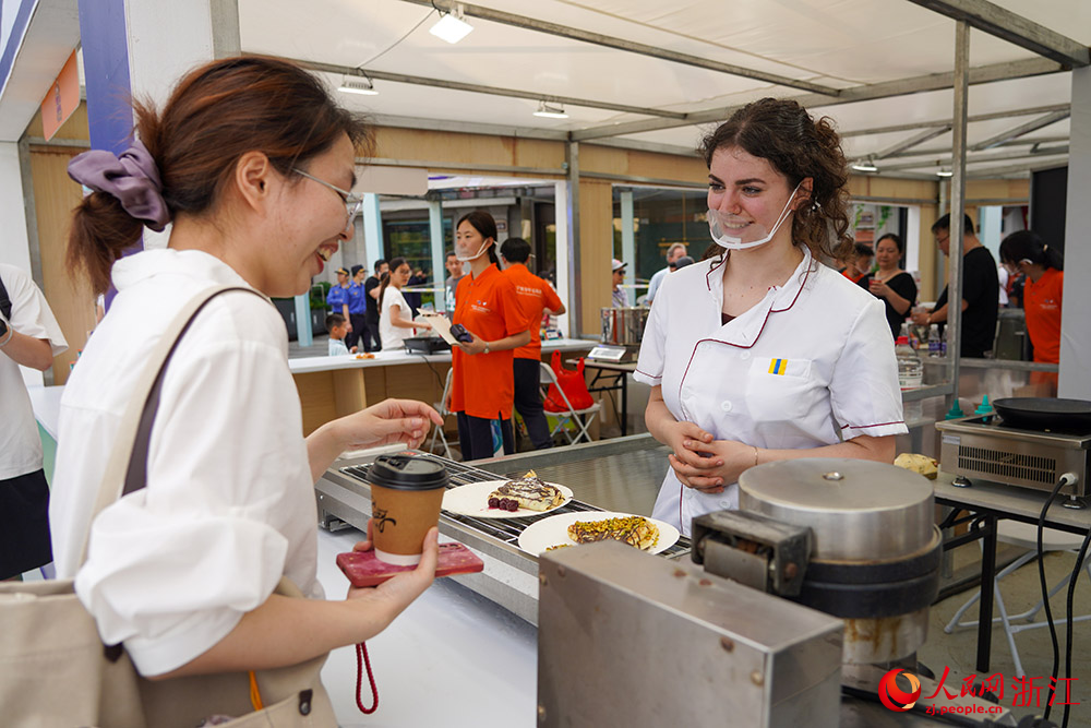 5月21日，市民在寧波老外灘共享中東歐美食盛宴。人民網 章勇濤攝