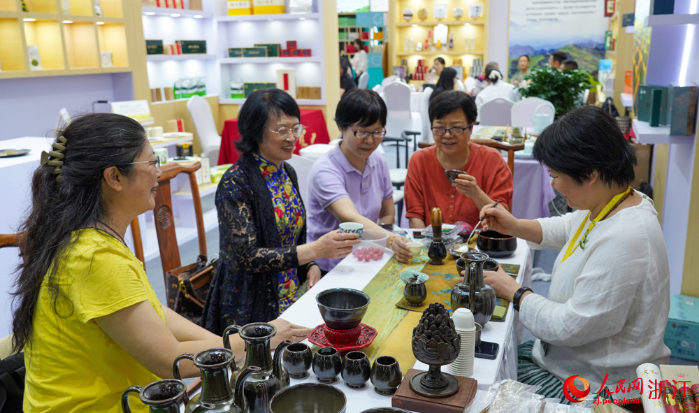 市民游客品嘗茶湯。人民網記者 郭揚攝