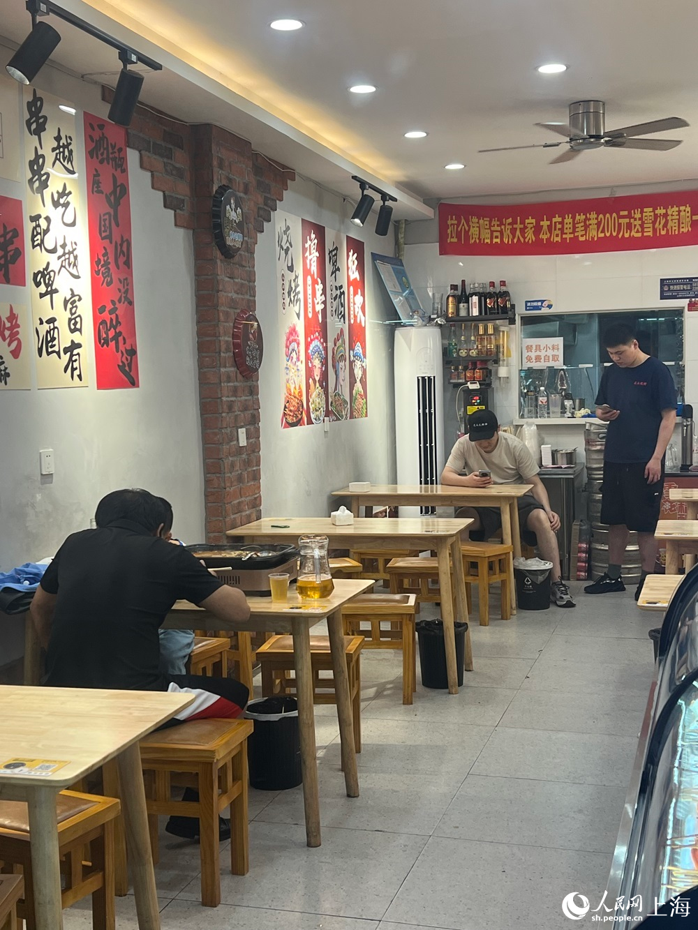 下午3點左右，非用餐高峰期的小店內。人民網記者 沐一帆攝