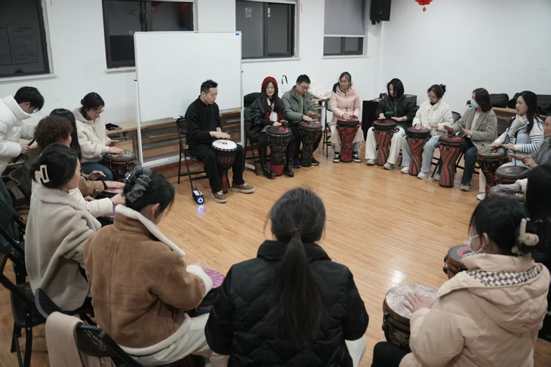 感受非洲鼓魅力。臨平區教育局供圖