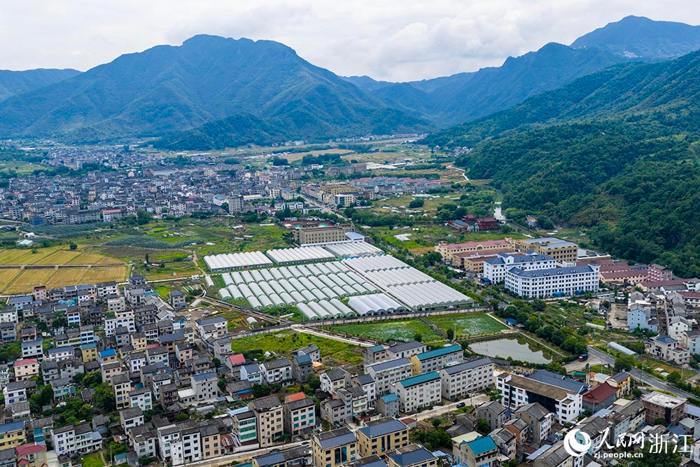 浙江省臺州市黃巖區西甜瓜科創園綠意盎然，連片大棚內孕育著現代農業的“甜蜜希望”。人民網 章勇濤攝