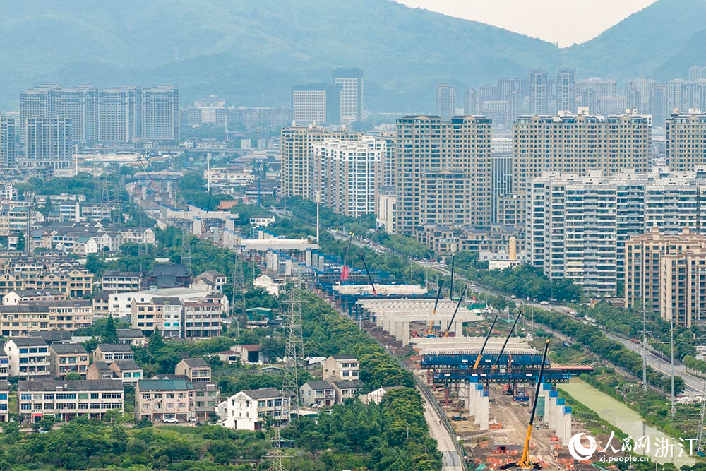 甬臺溫高速公路改擴建工程臺州市黃巖段施工現場，工人正在加緊建設。人民網 章勇濤攝