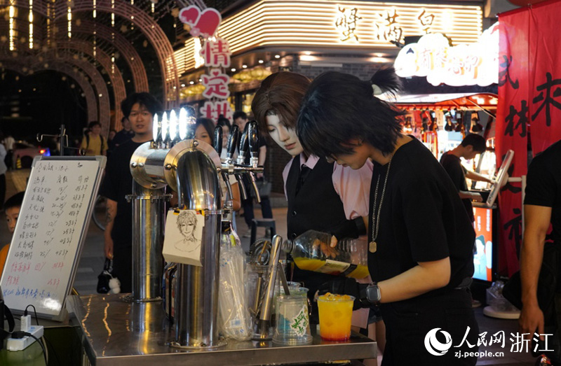 武林夜市上的二次元小酒攤。人民網記者 張帆攝