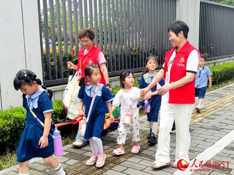 “共享奶奶”們接孩子放學。人民網 陳陸洵攝
