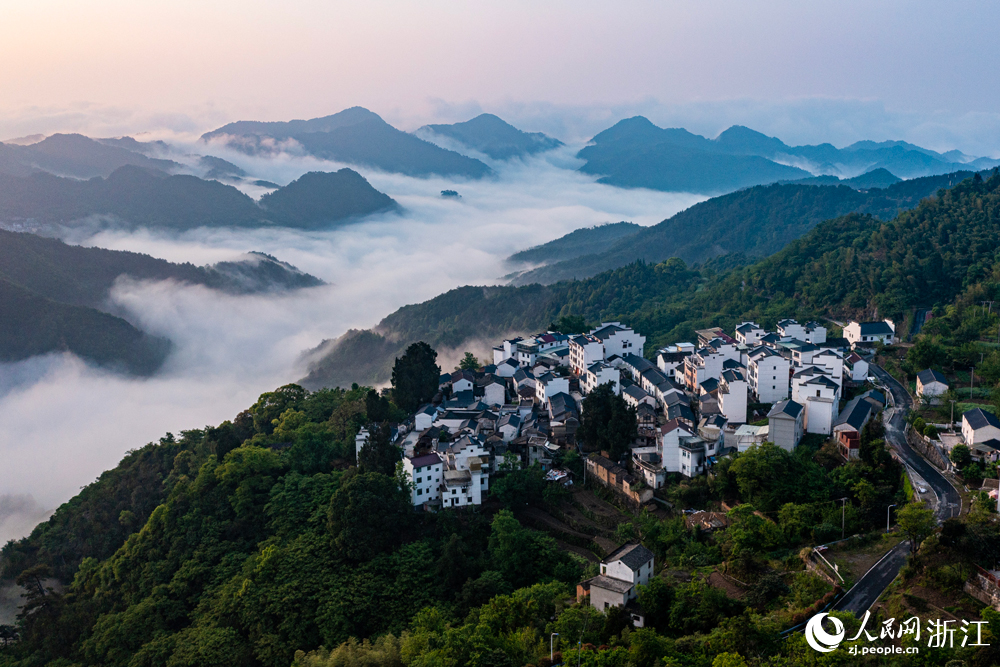 浙江省杭州市淳安縣金峰鄉百照村云霧繚繞、景美如畫。人民網 章勇濤攝