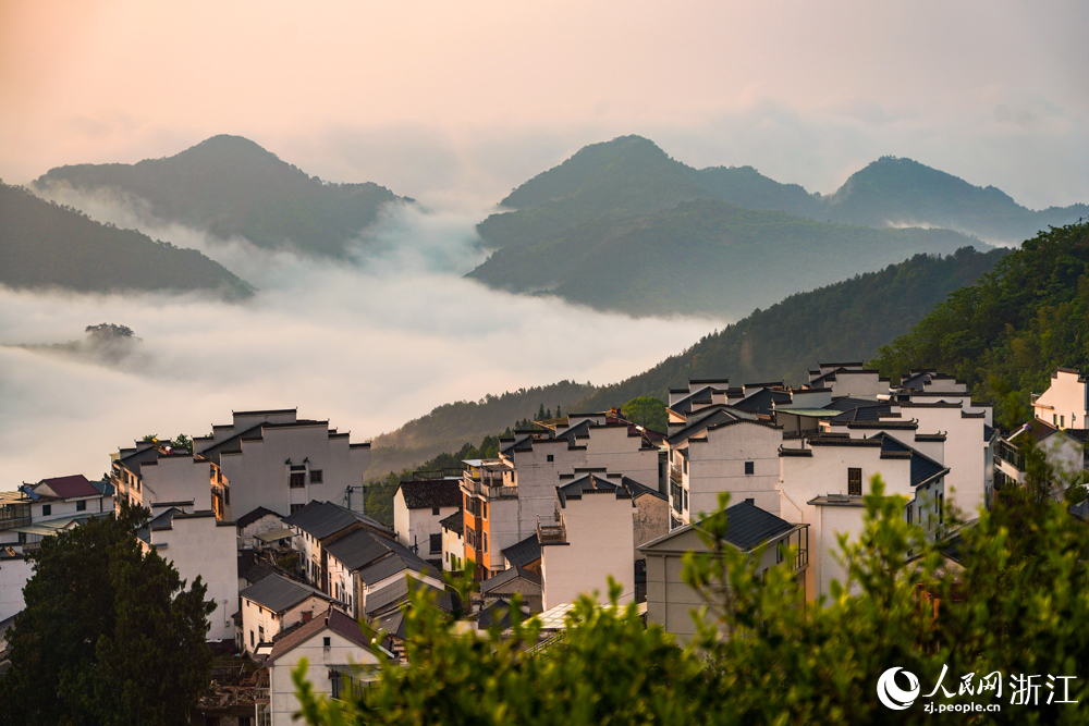 浙江省杭州市淳安縣金峰鄉百照村云霧繚繞、景美如畫。人民網 章勇濤攝