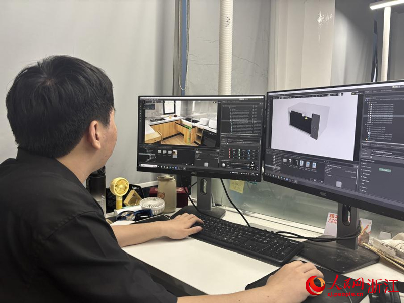 周楚寒正在給機器人“出題”。人民網記者 王麗瑋攝