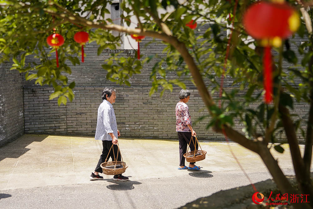 在浙江省紹興市柯橋區王壇鎮，村民打包好食物提回家就餐。人民網 章勇濤攝