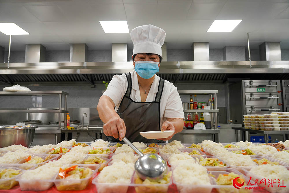 在浙江省紹興市柯橋區王壇鎮老年食堂里，工作人員在準備配送的餐食。人民網 章勇濤攝