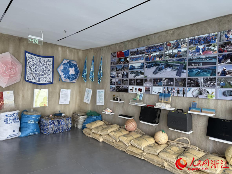 基地展示的海洋塑料再生產品。人民網 方彭依夢攝