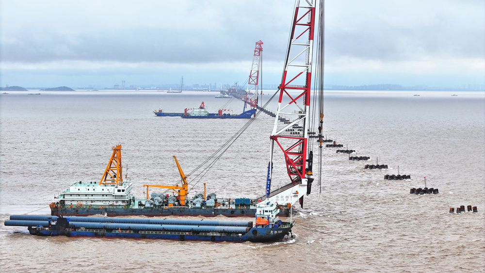 杭州灣跨海鐵路橋建設持續推進。寧波前灣新區供圖