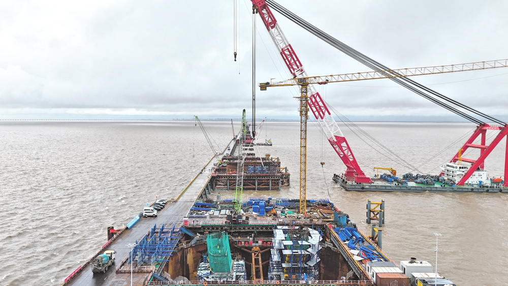 杭州灣跨海鐵路橋建設持續推進。寧波前灣新區供圖