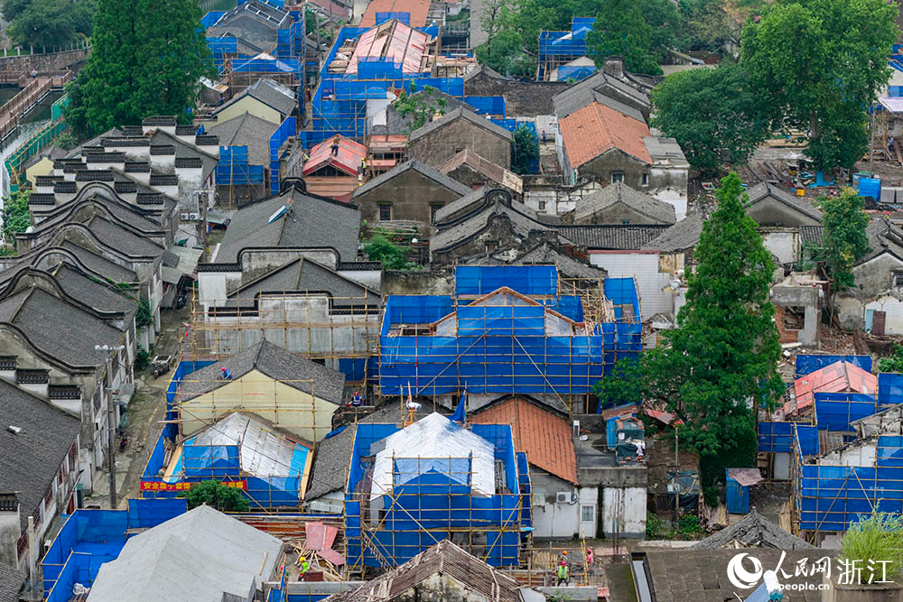 空中俯瞰浙江省嘉興市秀洲區新塍老街保護提升項目，工人在現場有序施工。人民網 章勇濤攝