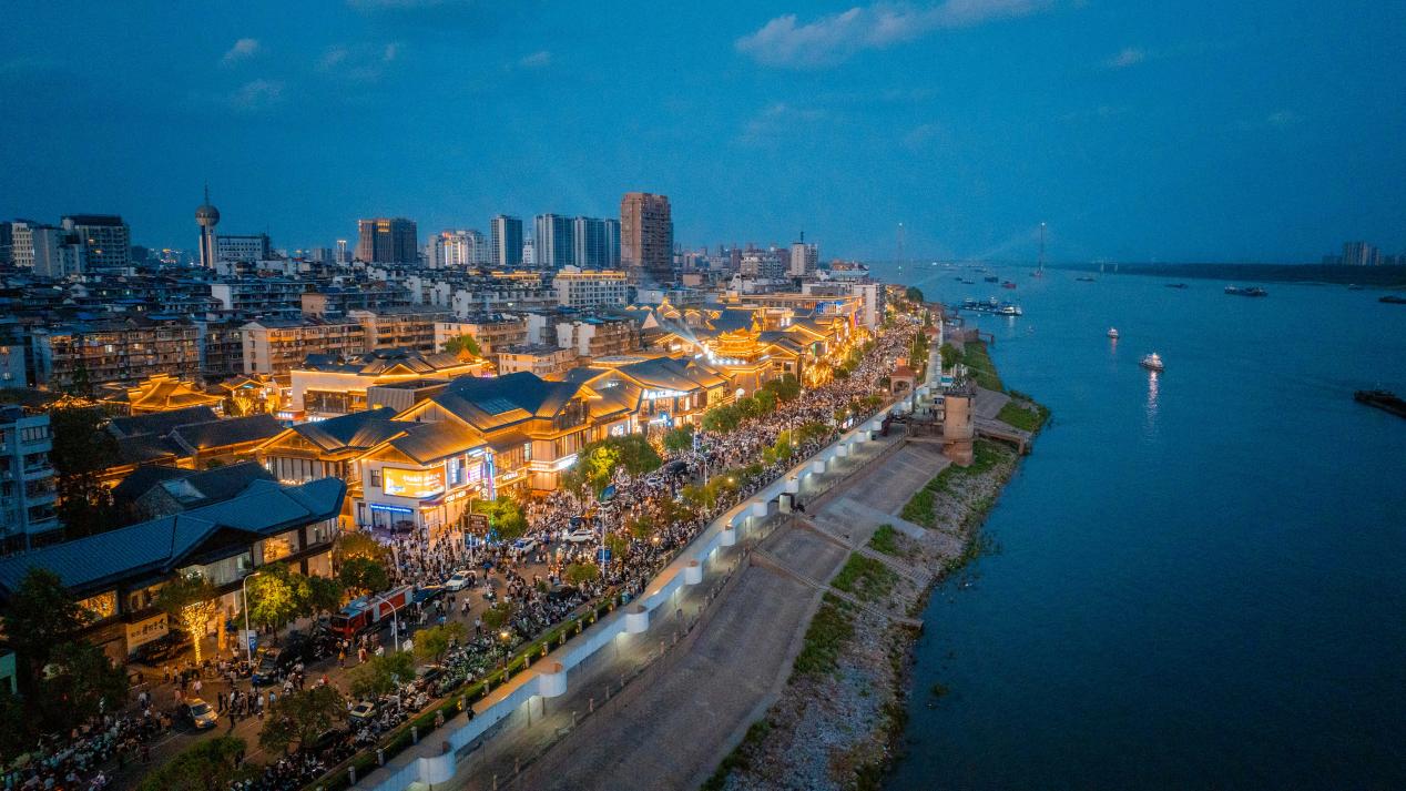 長江畔的大南門特色文化街。迎江區委宣傳部供圖