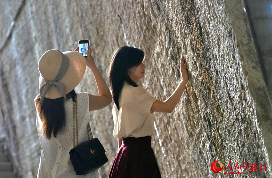 游客被石窟獨特風貌吸引。人民網記者 郭揚攝