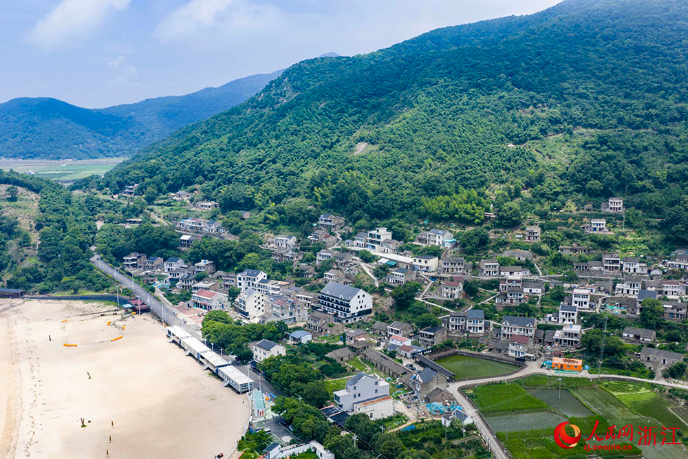 近日，空中俯瞰寧波市象山縣花岙島，屋舍、農田、水塘錯落，蔥郁林木環繞，勾勒出一幅靜謐又充滿生機的海島田園圖。人民網 章勇濤攝