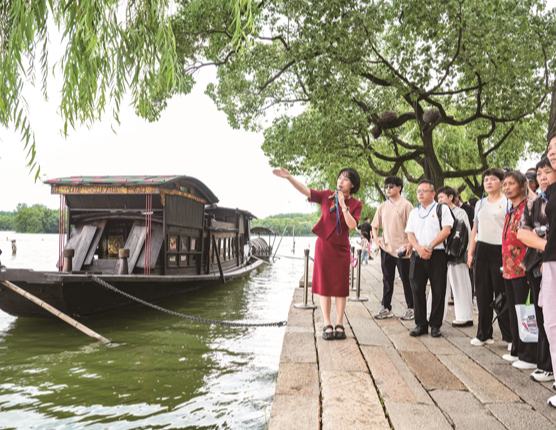 瞻仰南湖紅船 重溫紅色歷史
