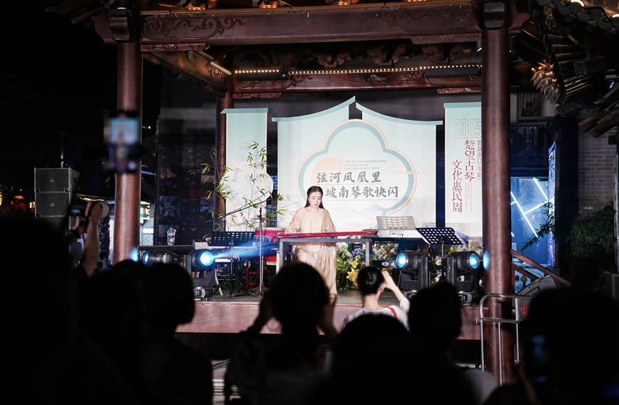 6月22日晚，平陽坡南歷史文化街區舉行坡南琴歌快閃活動。平陽縣融媒體中心供圖