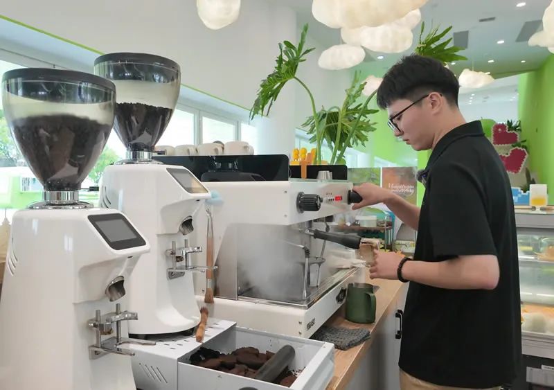 一杯咖啡托起“青年理想”，龍港“咖啡控”的“斜杠”之路