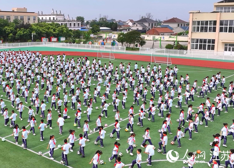 如東岔河小學足球訓練現場。人民網記者 王繼亮攝