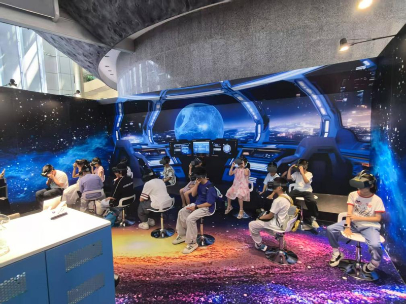 小朋友們正在體驗VR大空間項目。浙江移動供圖