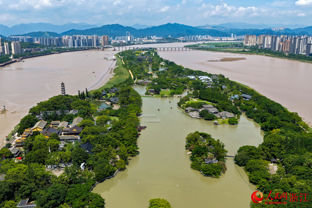 空中俯瞰浙江溫州江心嶼，如碧玉鑲嵌甌江。人民網 章勇濤攝