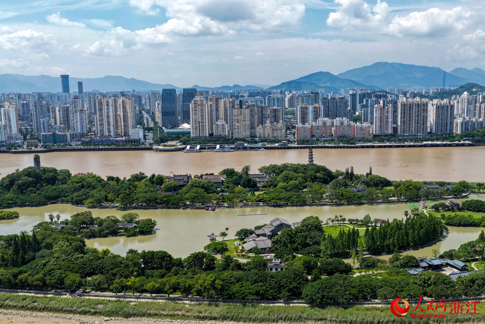 空中俯瞰浙江溫州江心嶼，如碧玉鑲嵌甌江。人民網 章勇濤攝