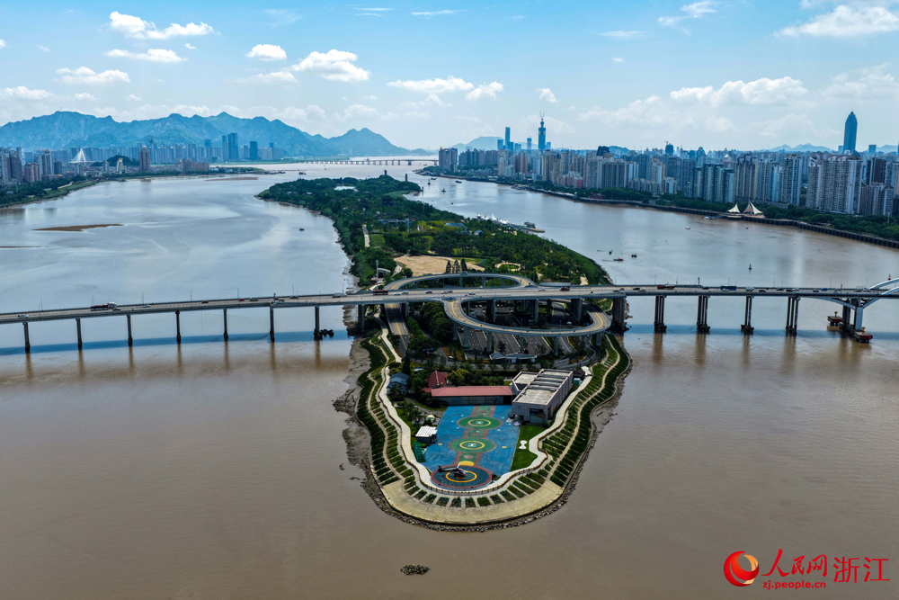 空中俯瞰浙江溫州江心嶼，如碧玉鑲嵌甌江。人民網 章勇濤攝
