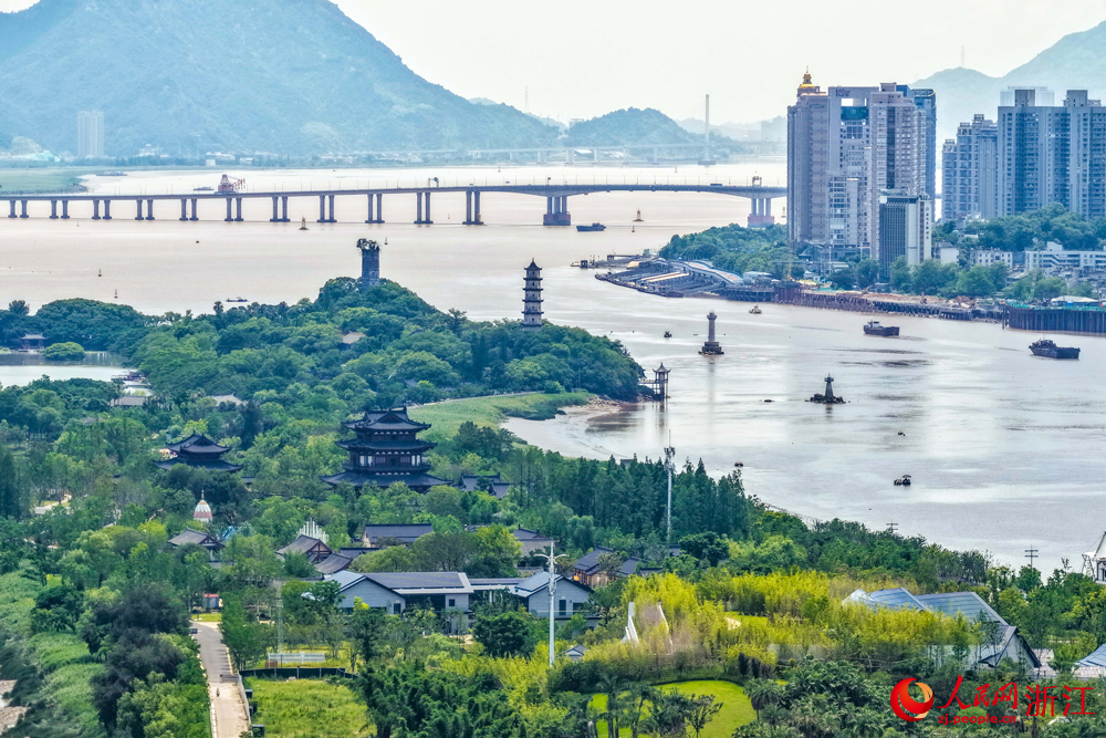 空中俯瞰浙江溫州江心嶼，如碧玉鑲嵌甌江。人民網 章勇濤攝