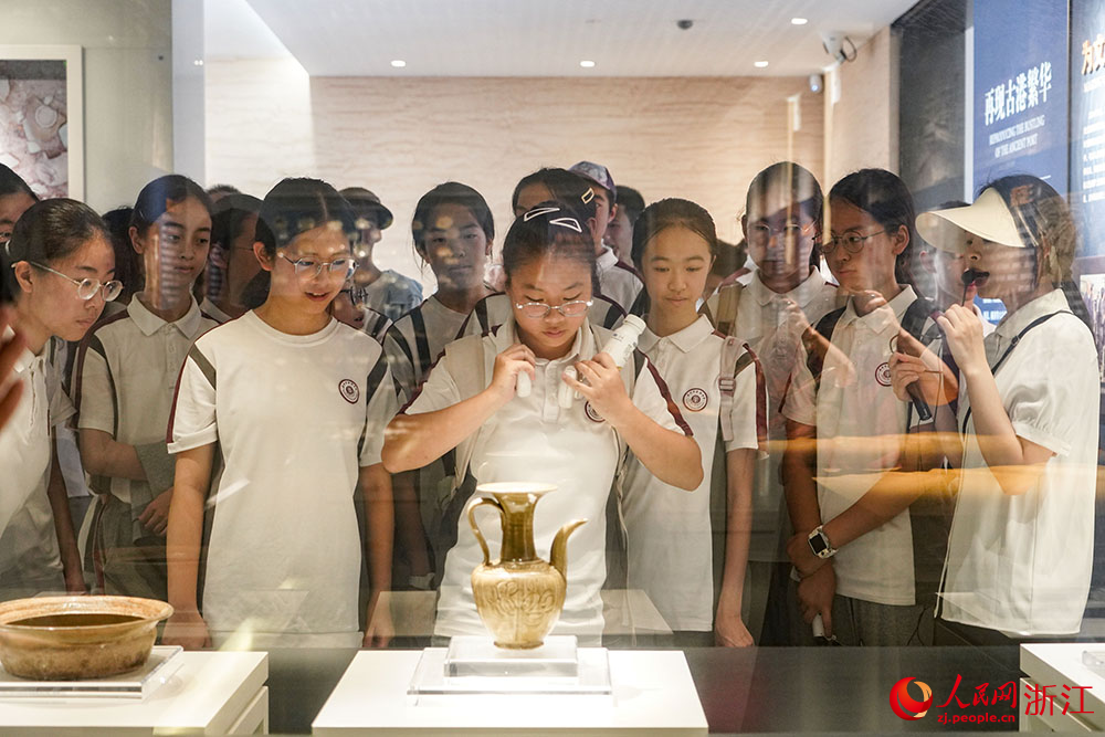 溫州朔門古港遺址考古成果展現場，學生們駐足凝視一件件出土文物。人民網 章勇濤攝