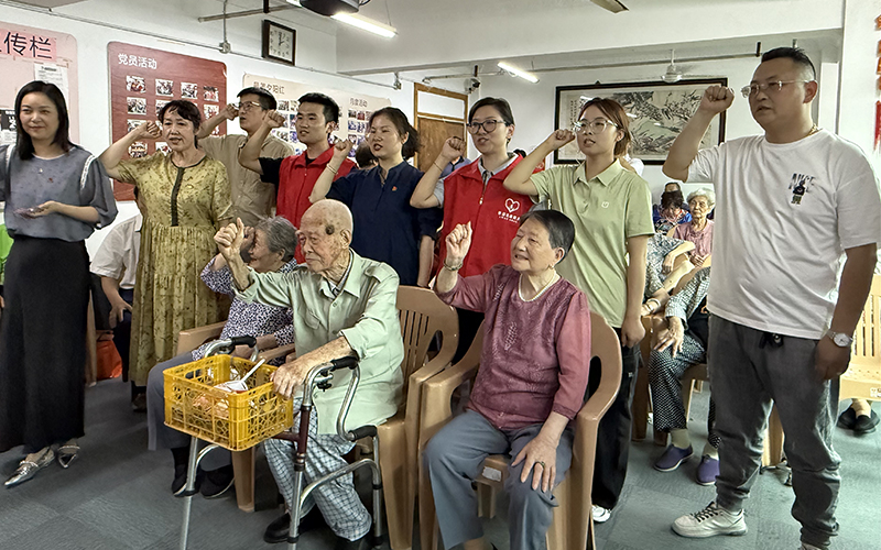 新老黨員共同重溫入黨誓詞。湖州煙草供圖