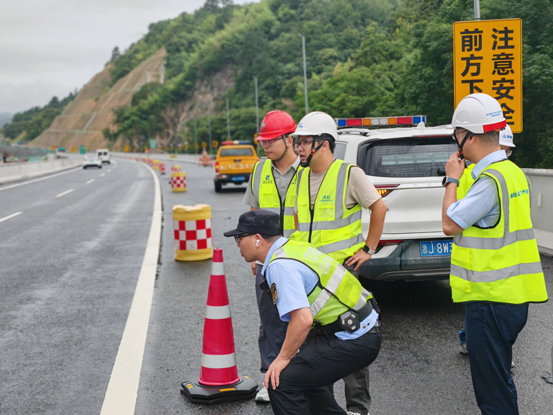甬臺溫改擴建臺州北段項目指揮部聯合高速交警開展隱患排查。浙交建設供圖