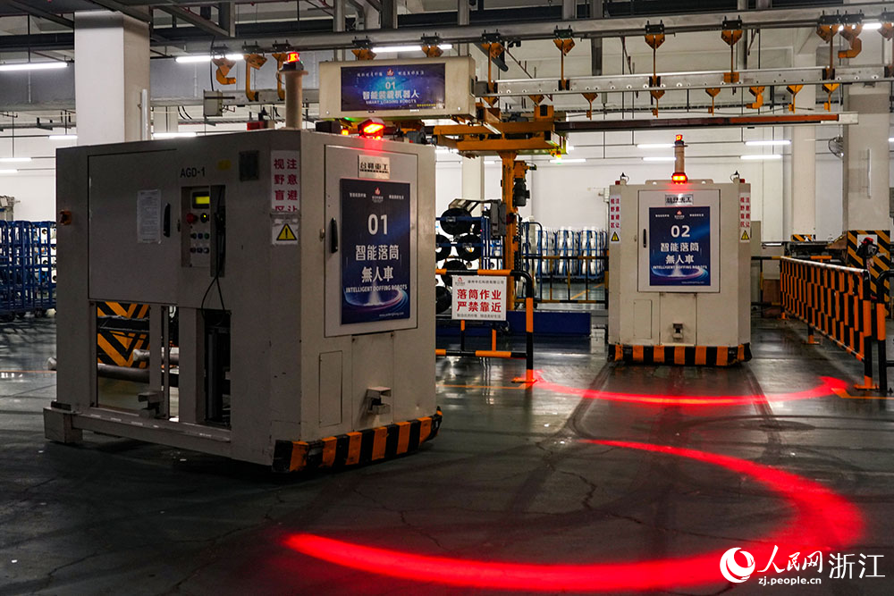 7月8日，在浙江省湖州市吳興區一家企業的生產車間內，各類先進裝備協同配合，一道道生產工序高效推進。人民網 章勇濤攝