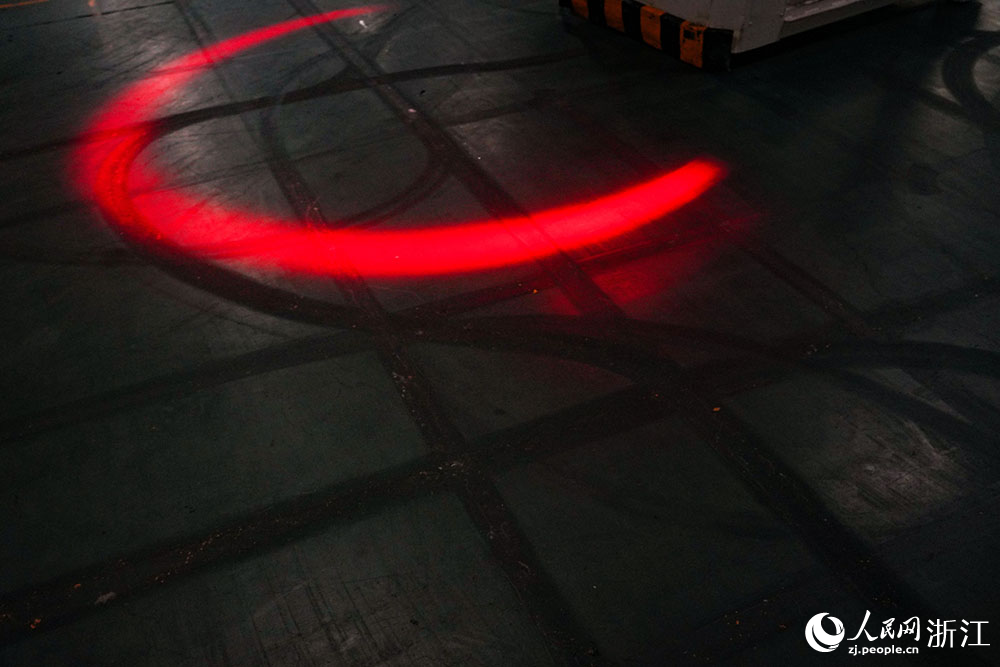 7月8日，在浙江省湖州市吳興區一家企業的生產車間內，智能化設備按照指定的路線作業。人民網 章勇濤攝