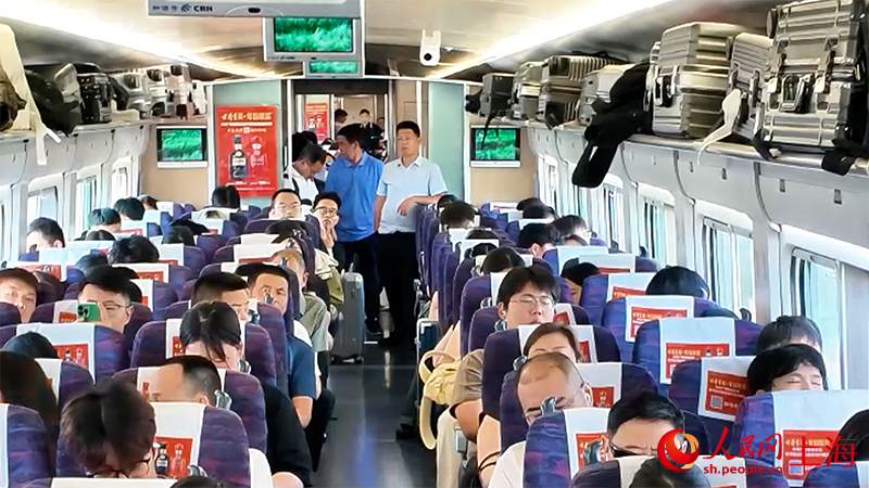 不少乘客沒買到坐票，站在車廂接口處。人民網 顧海民攝